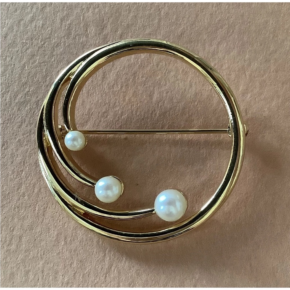 MONET CIRCLE Brooch Pin w/ Faux Pearls Gold-tone Alloy. Vintage 1980’s